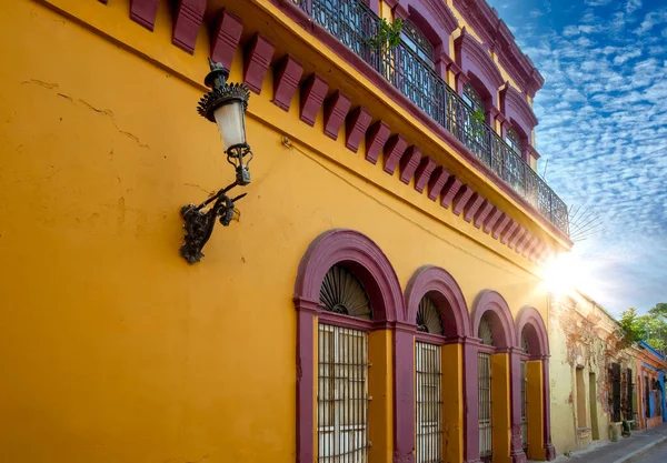 멕시코, 마자틀란, 엘 말레 콘 근처에 있는 역사적 인 도시 중심부의 다채 로운 오래 된 도시 거리들 — 스톡 사진