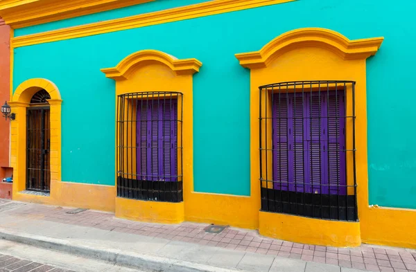 Mexico, Mazatlan, Colorful old city streets in historic city center near El Malecon and ocean shore — Stock Photo, Image