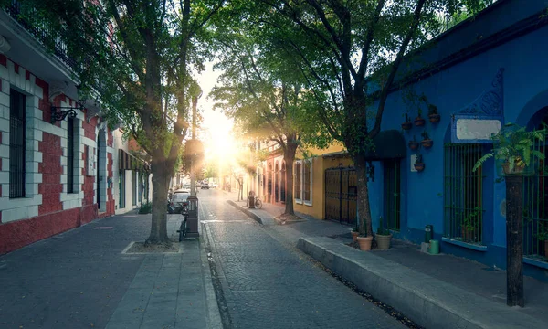 Mexiko, Mazatlan, Bunte Altstadtstraßen im historischen Stadtzentrum in der Nähe von El Malecon und der Küste des Ozeans — Stockfoto