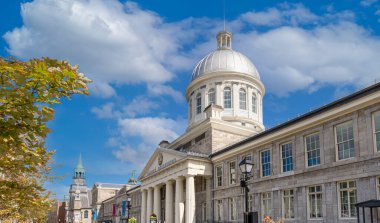 Eski Montreal 'deki Bonsecours Pazarı, Quebec' in en önemli turistik merkezlerinden biri olan Montreal Eski Limanı 'na yakın tarihi bir kasaba.