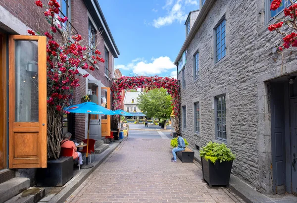 Old Montreal, um bairro histórico da cidade e lar do Porto Velho de Montreal, uma das principais atrações turísticas e de destino em Quebec — Fotografia de Stock