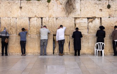 Ortodoks ve laik Yahudiler Kudüs 'teki Kutsal Batı Ağlama Duvarı yakınında dua ediyorlar.