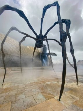 Bilbao, İspanya, 23 Ekim 2025: Guggenheim Modern ve çağdaş Sanat Müzesi, Bilbao, İspanya