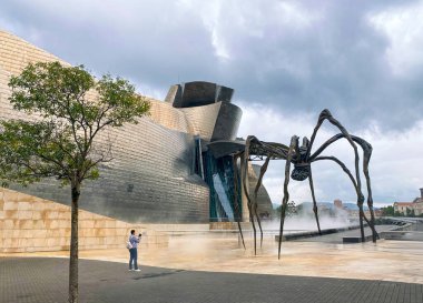 Bilbao, İspanya, 23 Ekim 2025: Guggenheim Modern ve çağdaş Sanat Müzesi, Bilbao, İspanya