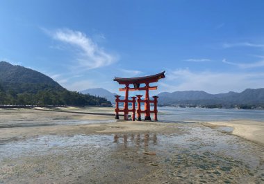 Japonya, Miyajima, ya da Itsukushima, dev bir kırmızı torii kapısı olan ikonik yüzen tapınağı olan susam adası..