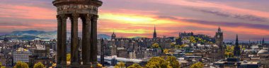 Edinburgh 'un Eski ve Yeni Kasabaları Calton Hill' den gökyüzü manzaralı. Bir Unesco sitesi