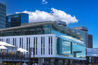 Wellington şehir merkezi limanı ve Yeni Zelanda 'daki finans merkezinin manzaralı panoramik silüeti.