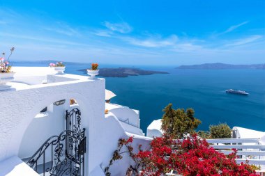Yunanistan Adaları ve Santorini adasının manzaralı panoramik deniz manzarası Fira köyünün tepesinden.