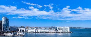 Auckland ufuk çizgisinin ve şehir merkezinin manzaralı panoramik manzarası .