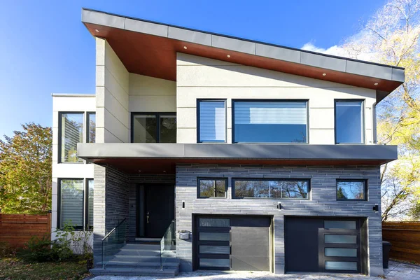 Modern tasarım Kuzey Amerika lüks evi prestij üst sınıf mahallesinde garaj ve verandalı