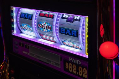 Kumarhane kumar ve kumar makineleri kumarbazların ve turistlerin para harcamasını bekliyor.