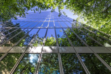 Manzaralı Vancouver finans bölgesi Robson Meydanı yakınlarındaki şehir merkezinde ufuk çizgisi.