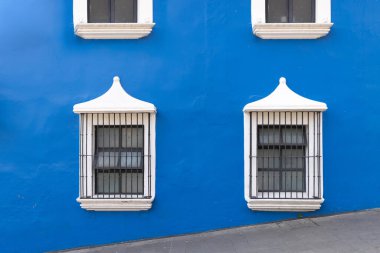 Meksika Morelos 'un tarihi merkezinde Cuernavaca sokaklarının renkli manzara mimarisi