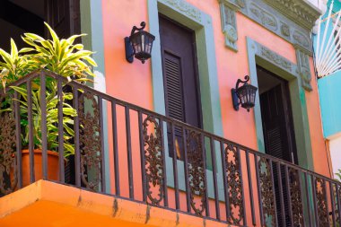 Porto Riko, San Juan renkli cadde ve tarihi şehir merkezinde sömürge mimarisi.