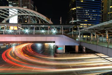 Akşamları yoğun saatlerde metro şehrinde hafif kuyruklar