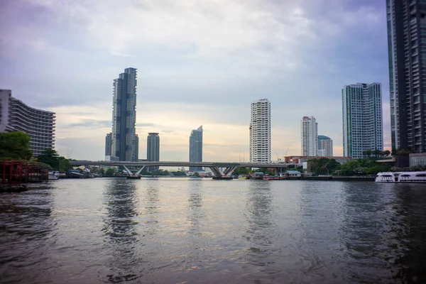 Nehre karşı metro sahnesi