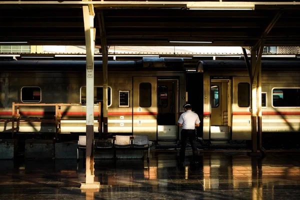 20 Ocak 2021 'de Bangkok, Tayland' da çalışan bir adamın görevine devam ettiği retro tren.