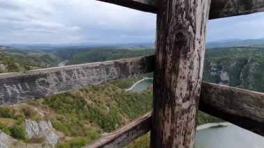 Uvac Nehri Doğa Koruma Alanı ve Sırbistan Ulusal Parkı. Bakış Açısı 'ndaki Ahşap Platform