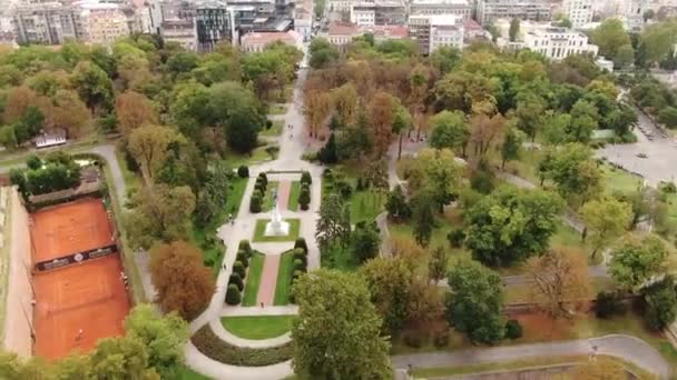 Белград, Сербия. Вид с воздуха на осенние цвета в парке Калемегдан, центр города — стоковое видео