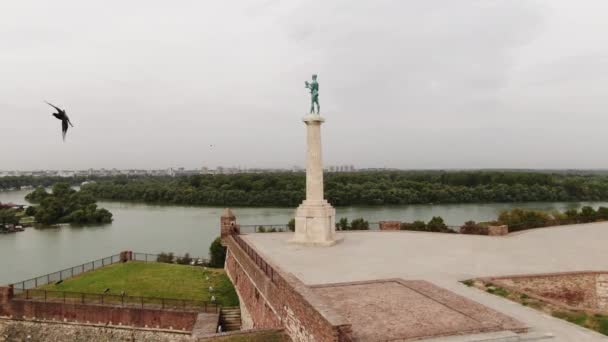 Drone vista aérea de Pobednik Monumento na fortaleza de Kalemegdan, Belgrado Sérvia — Vídeo de Stock