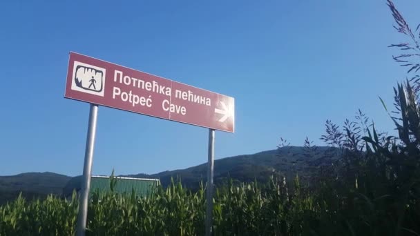 세르비아 포탑 동굴. 자연의 아름다움과 랜드마크로 인도 하는 도로 표지판 — 비디오