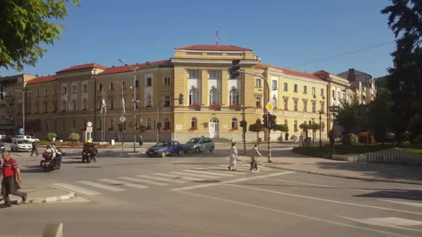 Uzice, Serbien. Verkehr vor dem Rathaus in der Innenstadt an sonnigen Sommertagen — Stockvideo