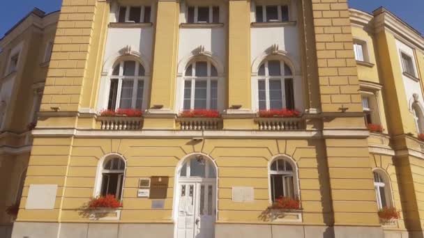 Außenansicht des Rathauses von Uzice, Serbien. Altbau in der Innenstadt an sonnigem Sommertag — Stockvideo
