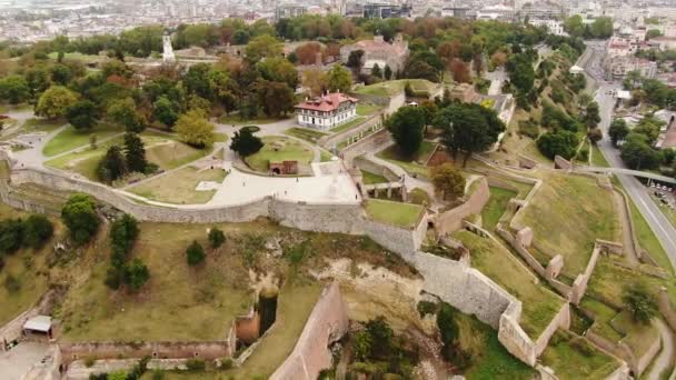 Vista aérea da antiga fortaleza de Kalemegdan e monumento Pobednik em Belgrado Sérvia — Vídeo de Stock