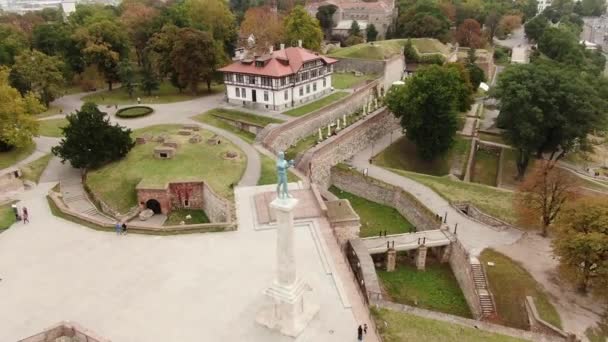 Belgrado, Serbia. Drone Vista aérea de la fortaleza de Kalemegdan, el monumento a Víctor — Vídeos de Stock