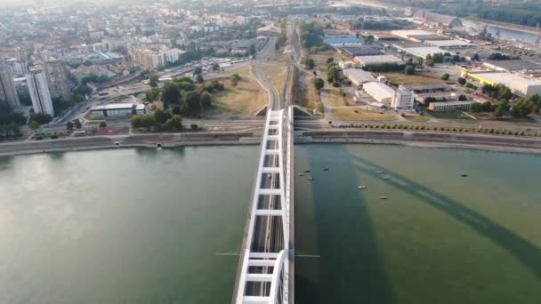 Нови Сад, Сербия. Вид с воздуха на Зезельевский мост на Дунай и городской пейзаж — стоковое видео