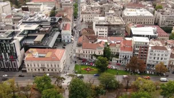 Вид с воздуха на Белград Сербия. Живописные здания центра города и пешеходная улица — стоковое видео
