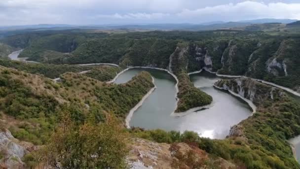 Uvac River Canyon and Meanders, rezerwat przyrody w Serbii. Panoramiczny widok na park — Wideo stockowe