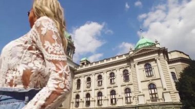 Belgrad, Sırbistan. Ulusal Meclis Hükümeti önünde duran genç kadın.