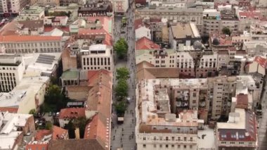 Belgrad, Sırbistan. Şehir merkezindeki binalar ve yaya caddelerinin insansız hava aracı görüntüsü