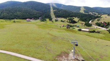 Zlatibor, Sırbistan. Yazın Yeşil Çayırların Üzerinde Uçmak ve Gondol Kaldırma Kabloları