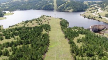 Aerial View, Zlatibor Gondolu Ribnicko Gölü 'nün üzerinden Sırbistan' ın Tornik Zirvesine Kaldırıyor