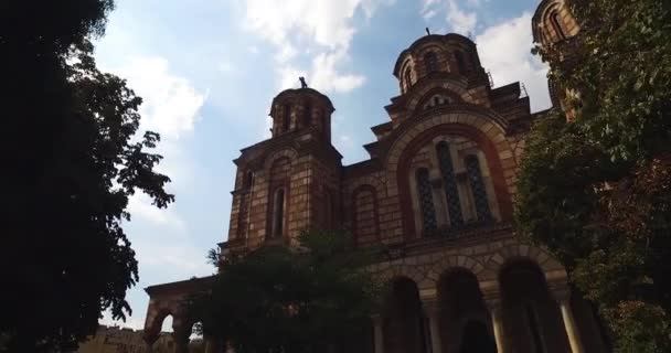 Belgrad, Serbien. Crkva Svetog Marka aka St. Mark Orthodoxe Kirche an sonnigen Sommertagen — Stockvideo