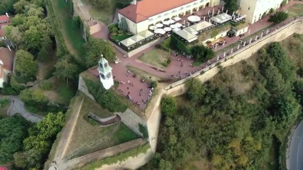 ノヴィ・サドセルビアのペトロヴァラディン要塞の時計塔の空中ビュー — ストック動画