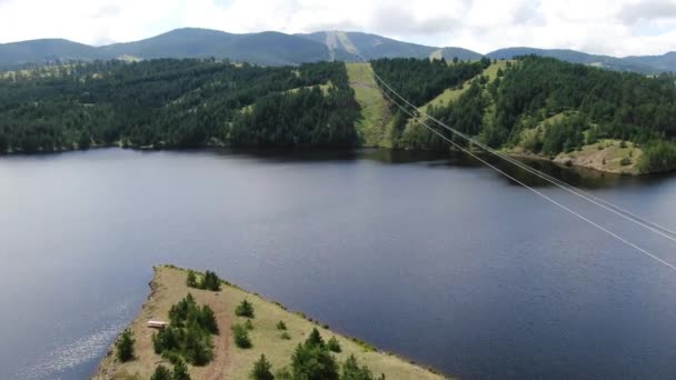 Luchtfoto van Ribnicko Lake op Zlatibor Mountain Servië, Kabels van Gondel Lift — Stockvideo