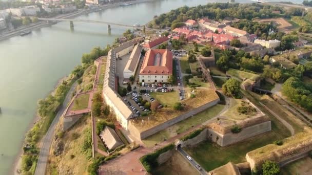 Novi Sad City, Serbien. Cinematic antenn utsikt över Petrovaradin fästning på sommaren — Stockvideo