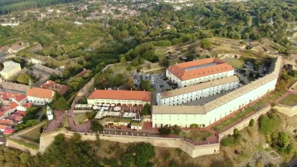 Vista aérea de la fortaleza de Petrovaradin, Novi Sad, Serbia. Monumento histórico — Vídeos de Stock