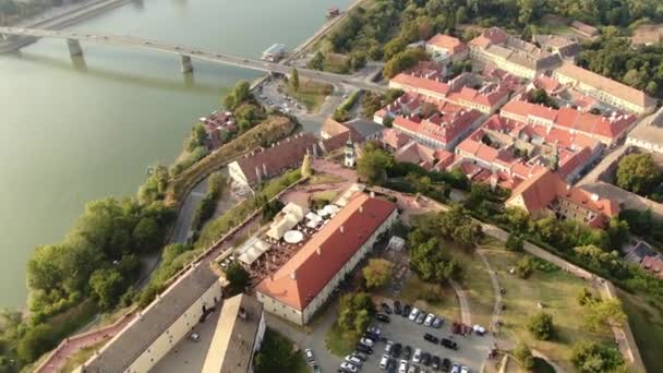 Widok z lotu ptaka na Novi Sad, Serbia. Pejzaż miejski z fortecą Petrovaradin — Wideo stockowe