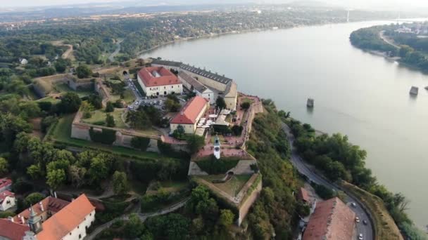 Punkt orientacyjny Novi Sad, Serbia. Widok z lotu ptaka na twierdzę Petrovaradin, Wieża zegarowa — Wideo stockowe