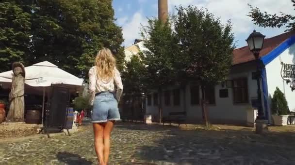 Città di Belgrado, Serbia. Giovane donna che cammina sul marciapiede roccioso in Bohemian Street — Video Stock