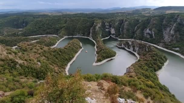 セルビアの自然保護区のUvac川の平均。グリフォン・ヴァルチャーの風景の家 — ストック動画
