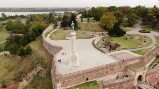 공중에서 본 포비드니 크 기념비, 세르비아 베오그라드의 칼 레멘 제단 요새 — 비디오