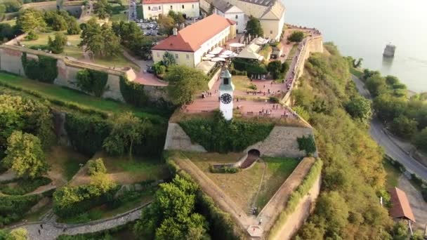 Вид с воздуха на Часовую башню на Петроварадинскую крепость, Нови-Сад, Сербия — стоковое видео