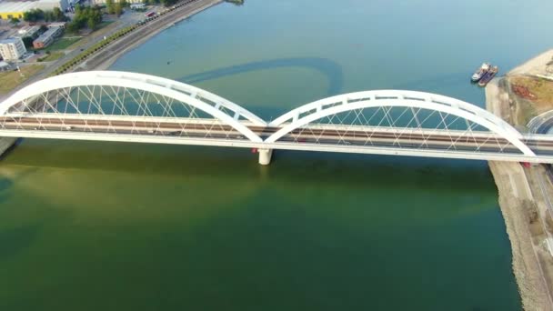 Puente Zezelj, Novi Sad Serbia. Moderno y reconstruido después del bombardeo de 1999 de la OTAN — Vídeos de Stock