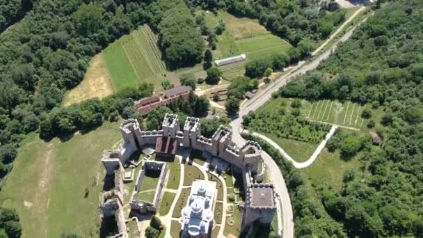 Vista aérea de la fortaleza y del monasterio cristiano ortodoxo de Manasija, Serbia — Vídeos de Stock