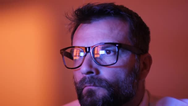 Retrato de hombre adulto con gafas mirando la pantalla de la computadora y noticias de lectura — Vídeos de Stock